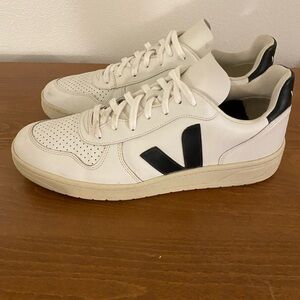 Veja V10 Men’s 45/11.5. White and Black. Leather